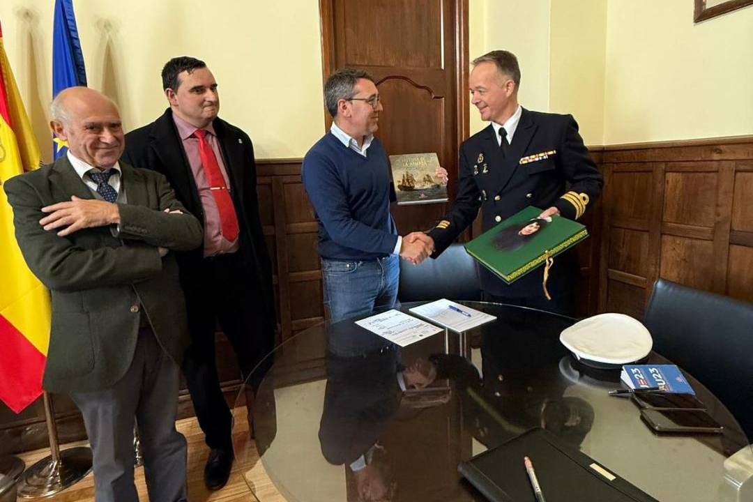 181124 Foto visita Comandante Naval a Ribadeo