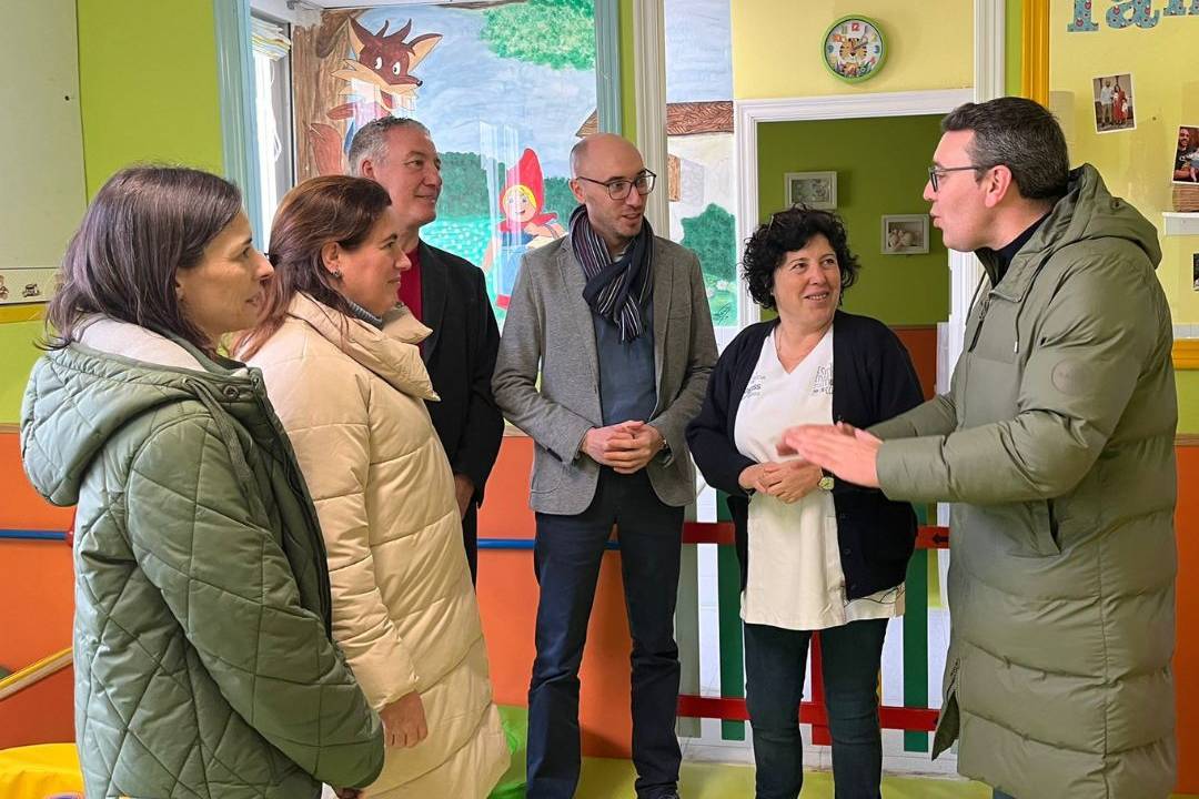 O alcalde fai unha valoración positiva da visita cursada á escola infantil polo director xeral de Familia